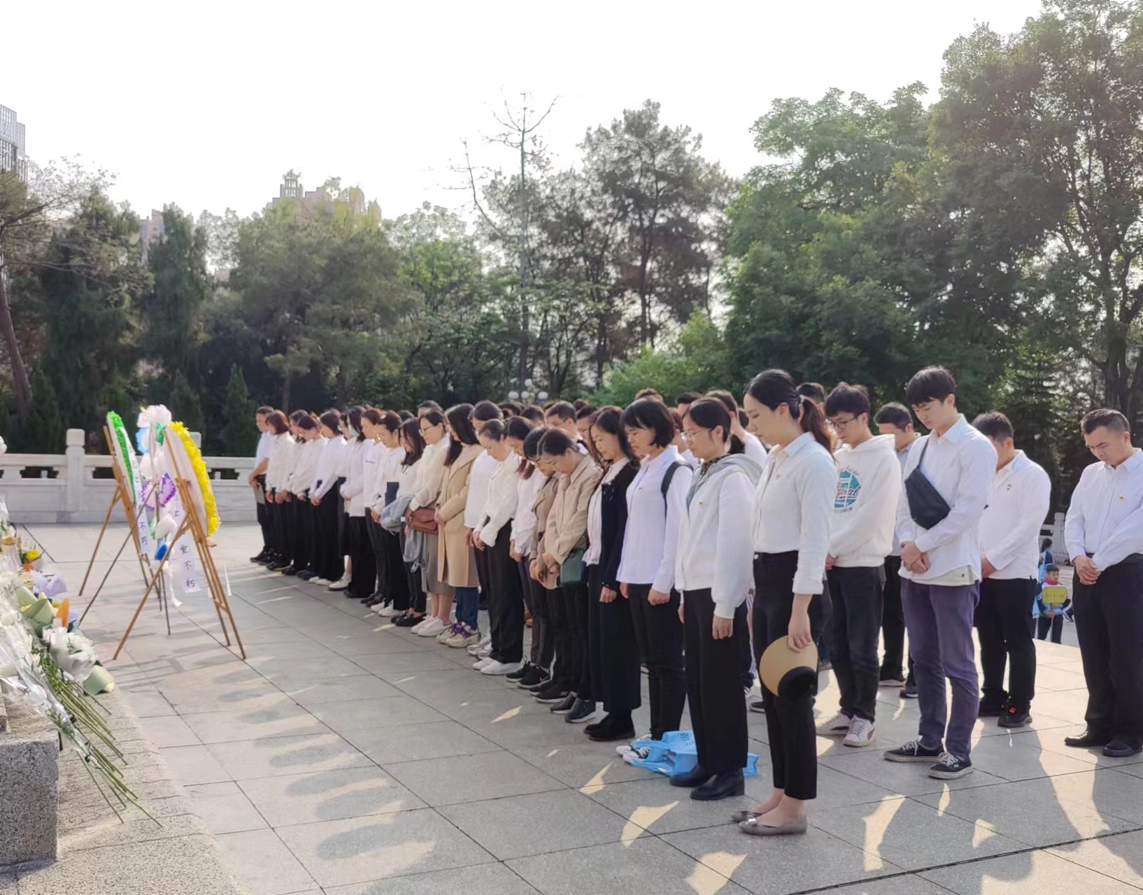 市排水公司黨總支、南寧建康環(huán)保公司黨支部開(kāi)展“緬懷革命先烈，賡續紅色基因”聯(lián)合主題黨日活動(dòng)